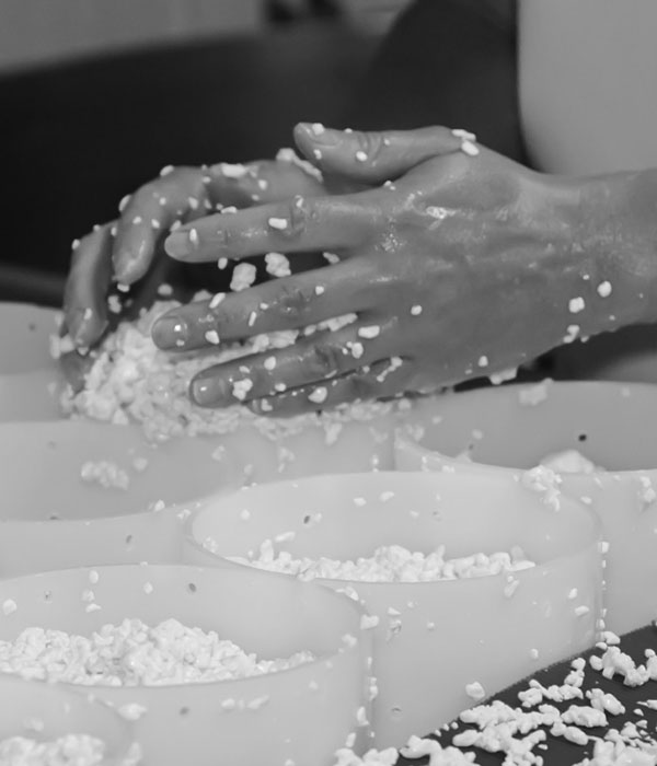 Photo les mains dans le fromage