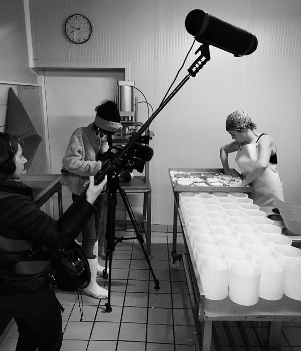France 3 dans la fromagerie de la Ferme de la Talboisière avec Lucie Prunier