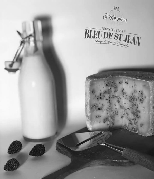 Photo en noir et blanc du Bleu de St Jean avec une bouteille de lait