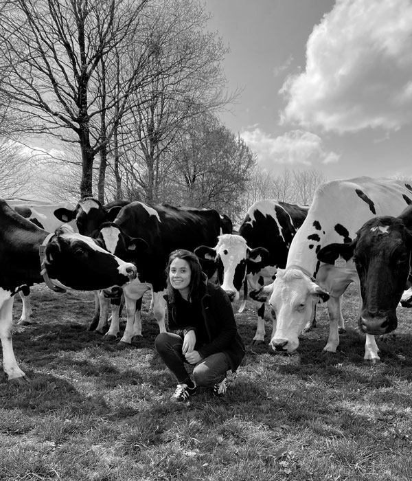 Photo de Lucie Prunier avec Vaches Ferme de la Talboisière en Normandie