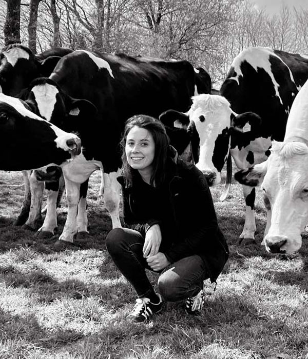 Photo de Lucie Prunier avec Vaches Ferme de la Talboisière en Normandie
