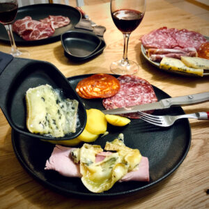 Assiette avec charcuterie et Fromages de Normandie