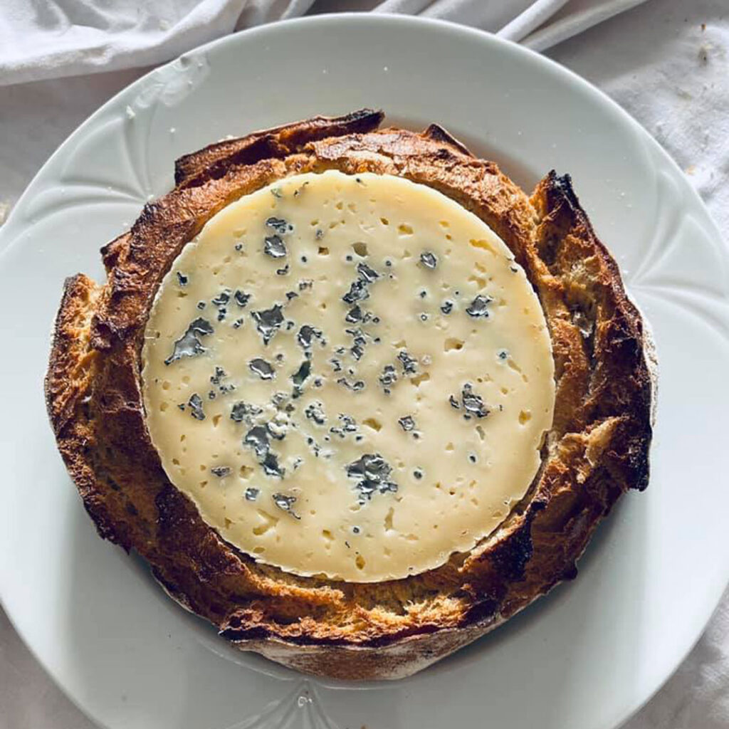 Assiette Bleu de saint jean sur du Pin